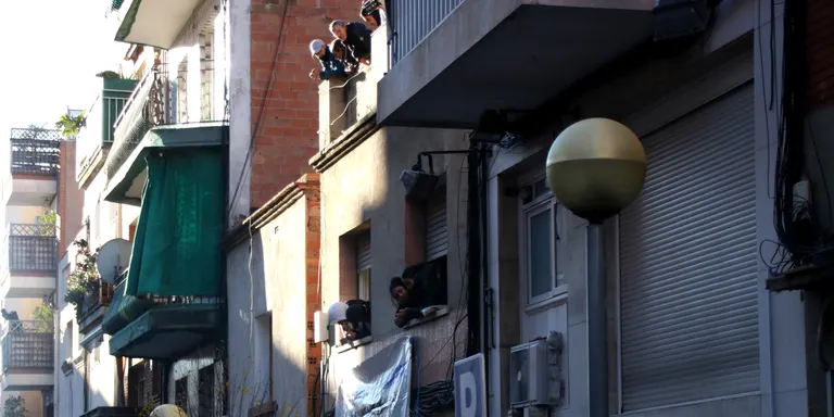 Desnonen les vuit famílies de l'edifici que s'ha d'enderrocar de Badalona