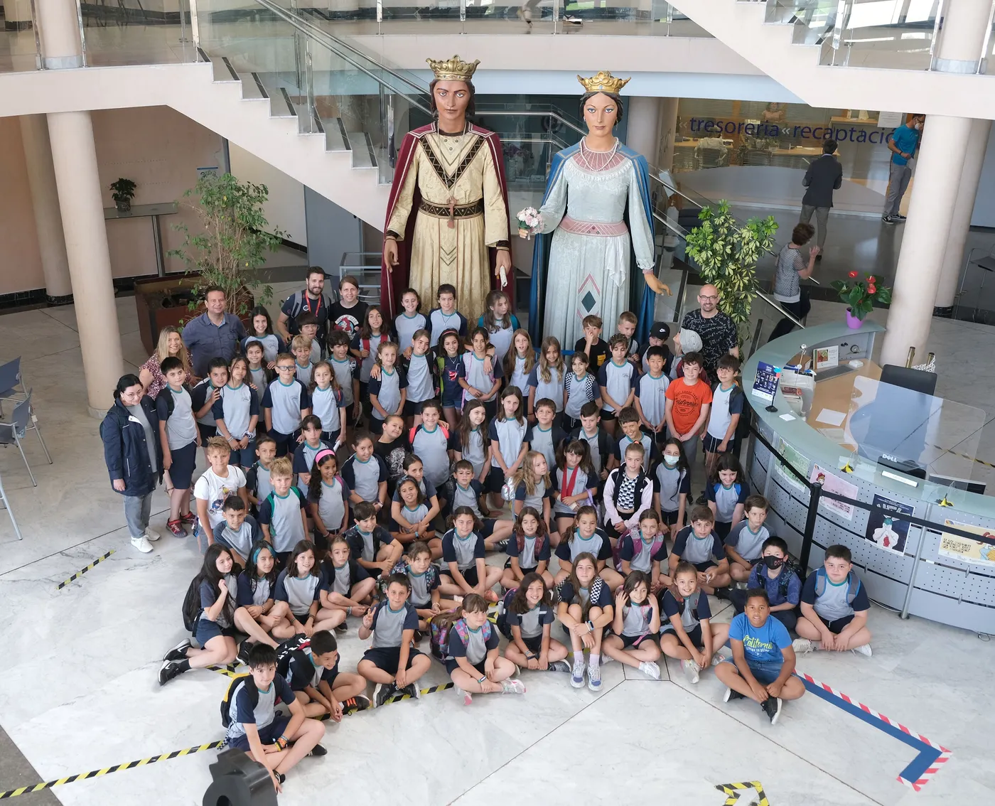 L’Ajuntament de Cambrils rep la visita d’una setantena d’alumnes del Col·legi Vidal i Barraquer