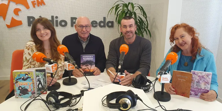 Autors pinedencs signaran els seus llibres a la plaça de les Mèlies