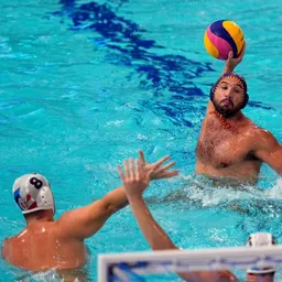 L'equip de waterpolo masculí debuta tombant la campiona olímpica (13.12)