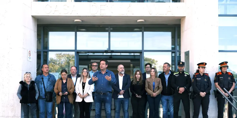 Cambrils fa un minut de silenci com a mostra de condol per les víctimes de l’accident de tren a Toledo