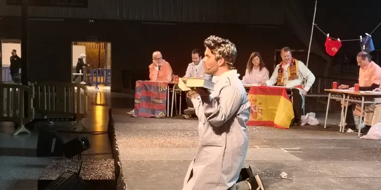 El Rei Carnestoltes i un ple amb humor i sàtira política enceten el Carnaval de Cambrils