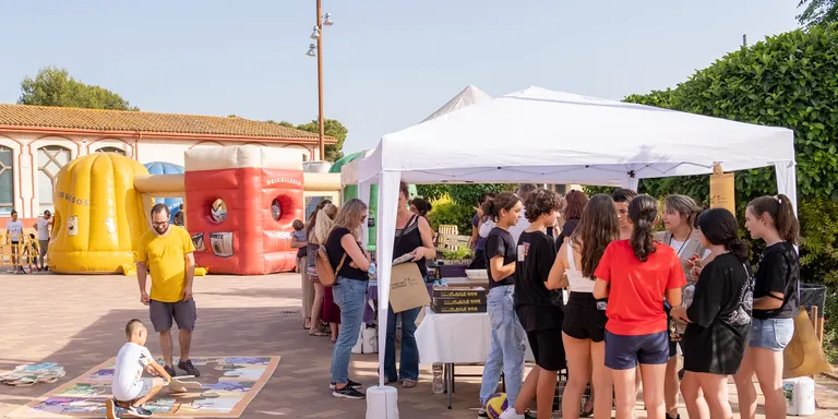 La Festa del Medi Ambient omple la plaça de les Escoles Velles de tallers i activitats lúdiques per fomentar la recollida selectiva
