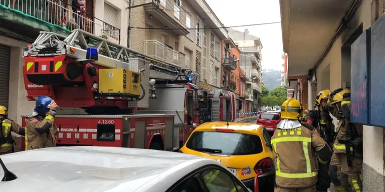 Quinze ferits lleus per inhal·lació de fum en l'incendi d'un edifici al Carrer Vallès