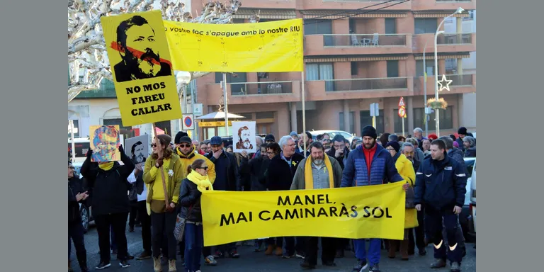 Un centenar de veïns donen suport al docent de Tremp citat a declarar per una denúncia de la Guàrdia Civil