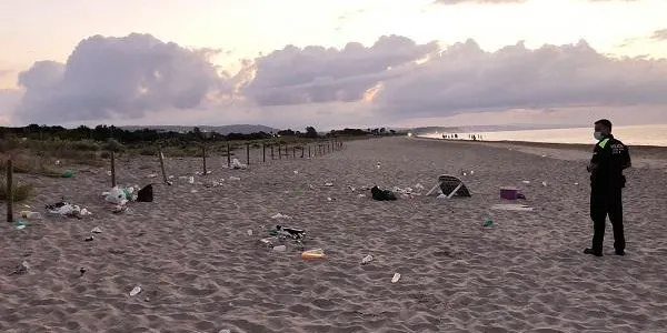 La Policia Local de Torredembarra dissol un ‘botellón’ multitudinari a la platja dels Muntanyans