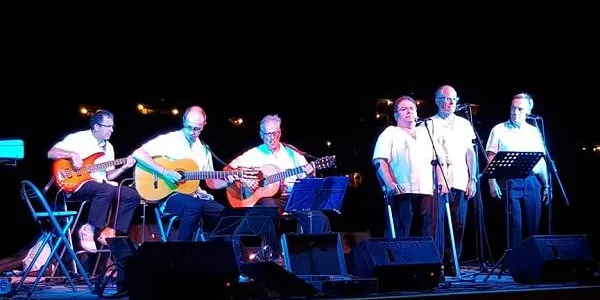 Les tres formacions musicals de la Cantada d’Havaneres d’Altafulla es posen el públic a la butxaca
