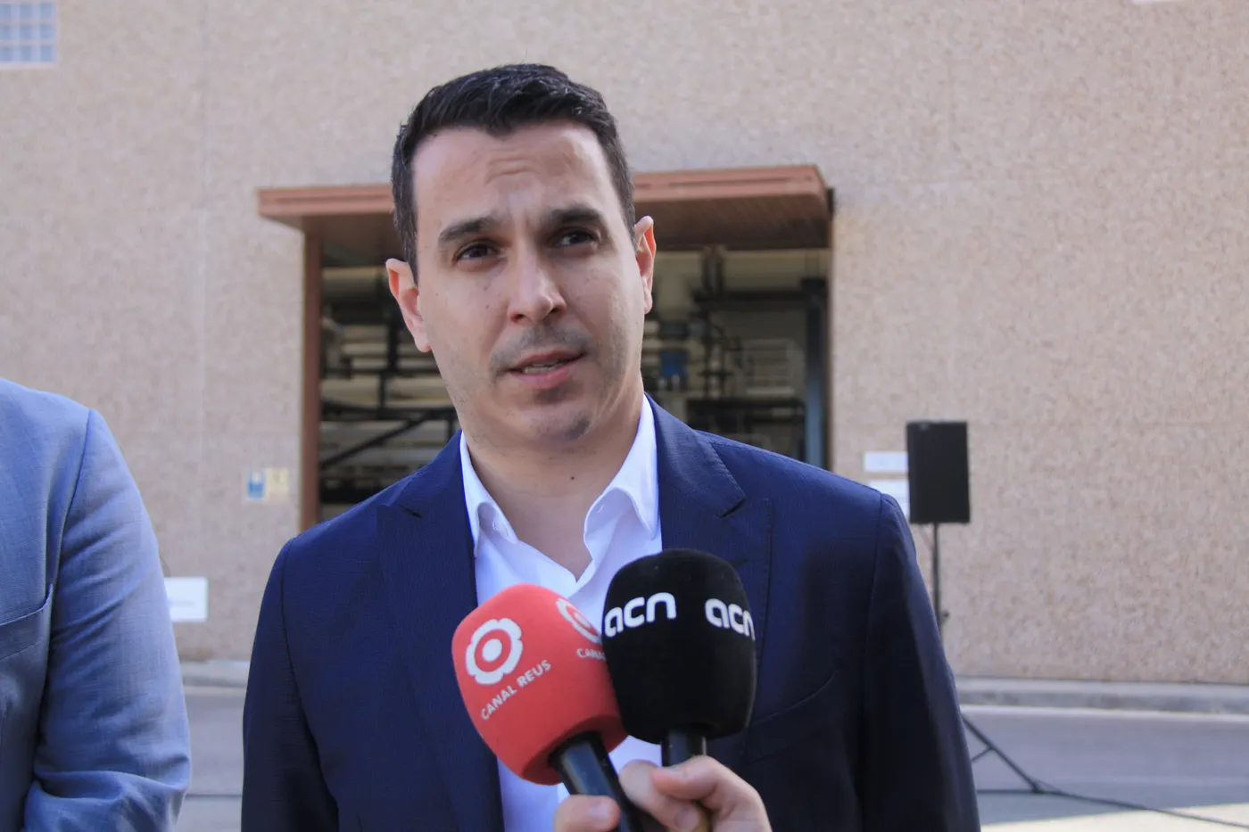 El director de l'ACA, Samuel Reyes, atenent als mitjans de comunicació a la planta depuradora de Vila-seca.