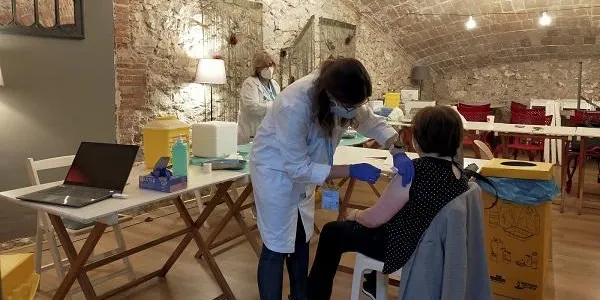 Salut obre les cites per posar-se la dosi de reforç de la vacuna contra la Covid-19 a les persones d’entre 40 i 49 anys