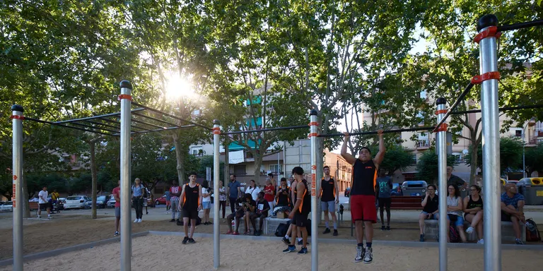 El parc del Bugarai estrena una zona per exercitar la musculació practicant la cal·listènia