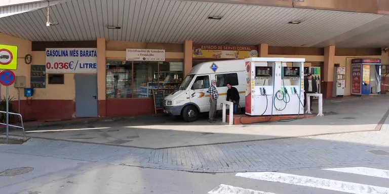 Una empresa de Molins de Rei compra la benzinera Corral del centre