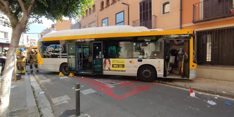 Un autobús s'encasta contra un edifici a Sant Feliu i deixa quatre ferits