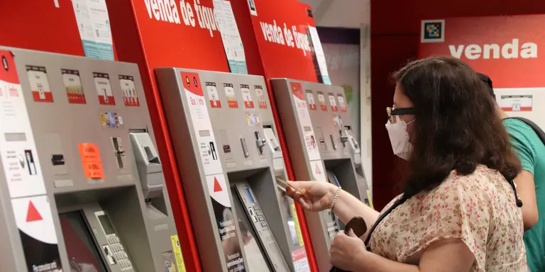 Normalitat a Rodalies i cues per comprar els abonaments al metro en el primer dia amb rebaixes al transport públic