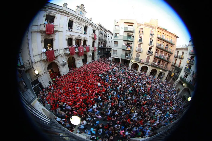 Vella i Joves preparen el castell de 9 per Sant Joan