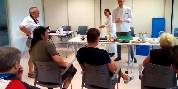 El xef Jordi Guillem ofereix un ‘show room’ sobre la garrofa als restauradors d’Altafulla