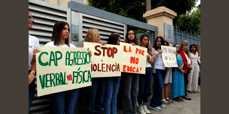Mig centenar de persones es concentren davant l'escola Àngel Guimerà de Balaguer per condemnar l'agressió a un mestre