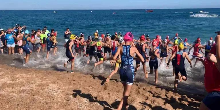 Centenars d'esportistes disputaran la TriRelay de Pineda