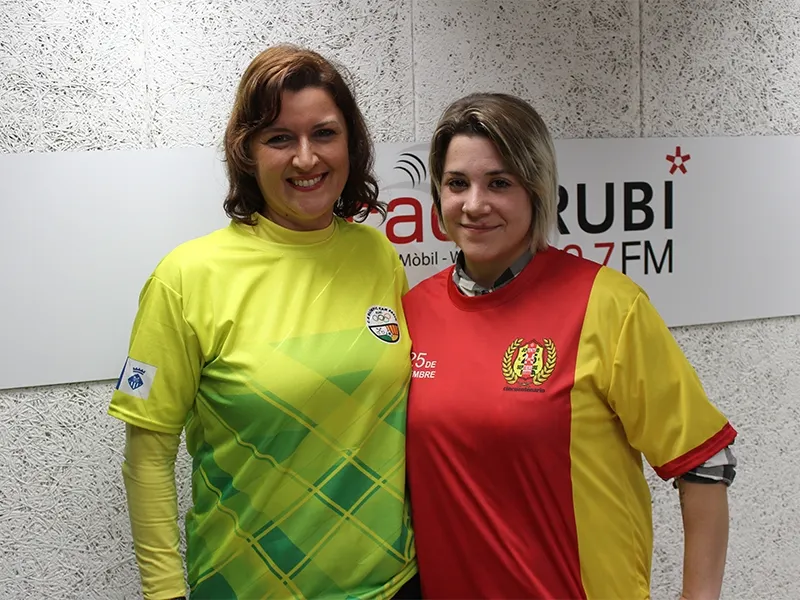Ana M. Lora i Lorena Pueyo als estudis de Ràdio Rubí