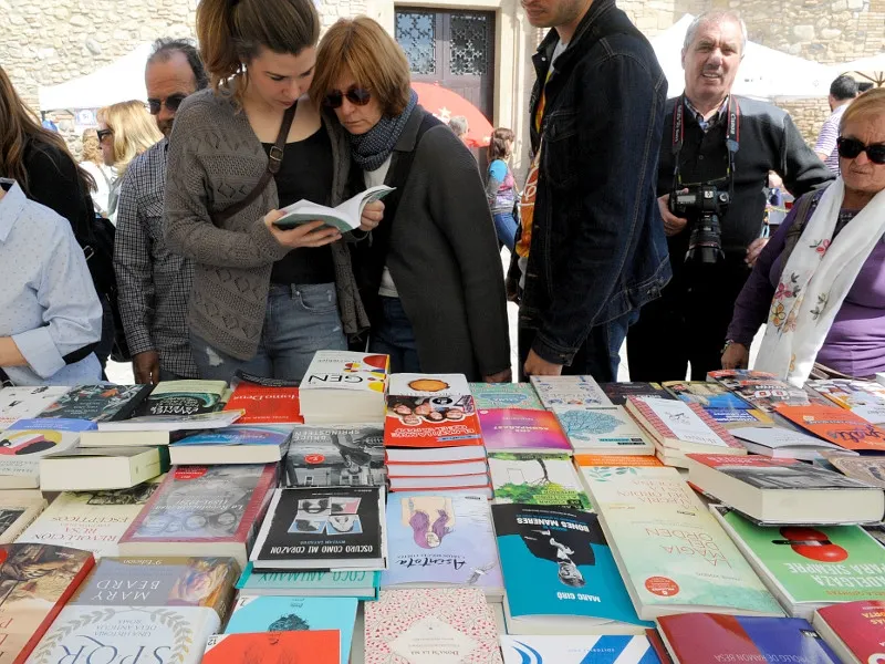 Rubinencs escollint llibres durant la diada de Sant Jordi / foto: Ajuntament de Rubí