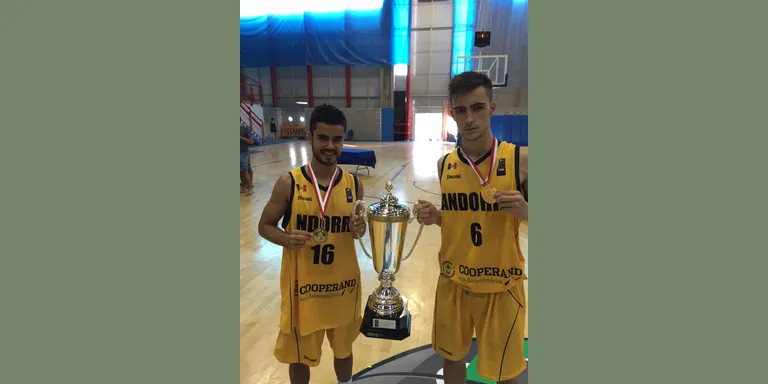 Jordi Serrato i Pol Vives, medalla d'or amb Andorra a l'Europeu U18 C de bàsquet