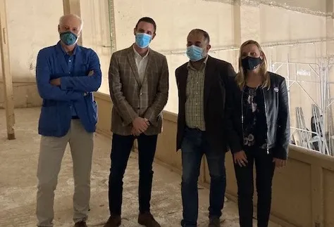 L'Ajuntament i l'ateneu el Centre signen un conveni per enllestir la reforma del teatre de l'entitat en dos anys
