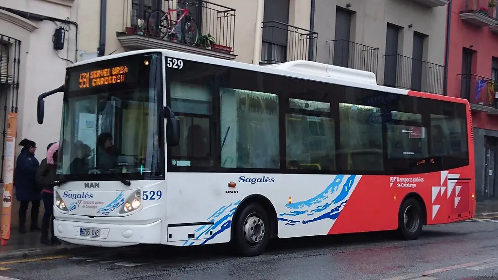 Veïns dels Saulons es queixen que alguns joves que baixen als instituts de Caldes al matí no poden utilitzar el bus urbà perquè va massa ple