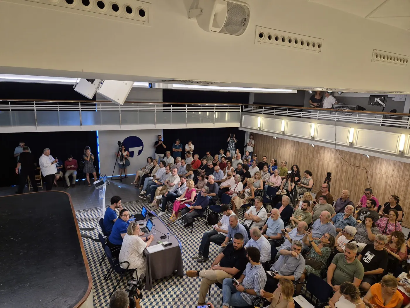 Valls dona suport a la plataforma Dignitat a les Vies