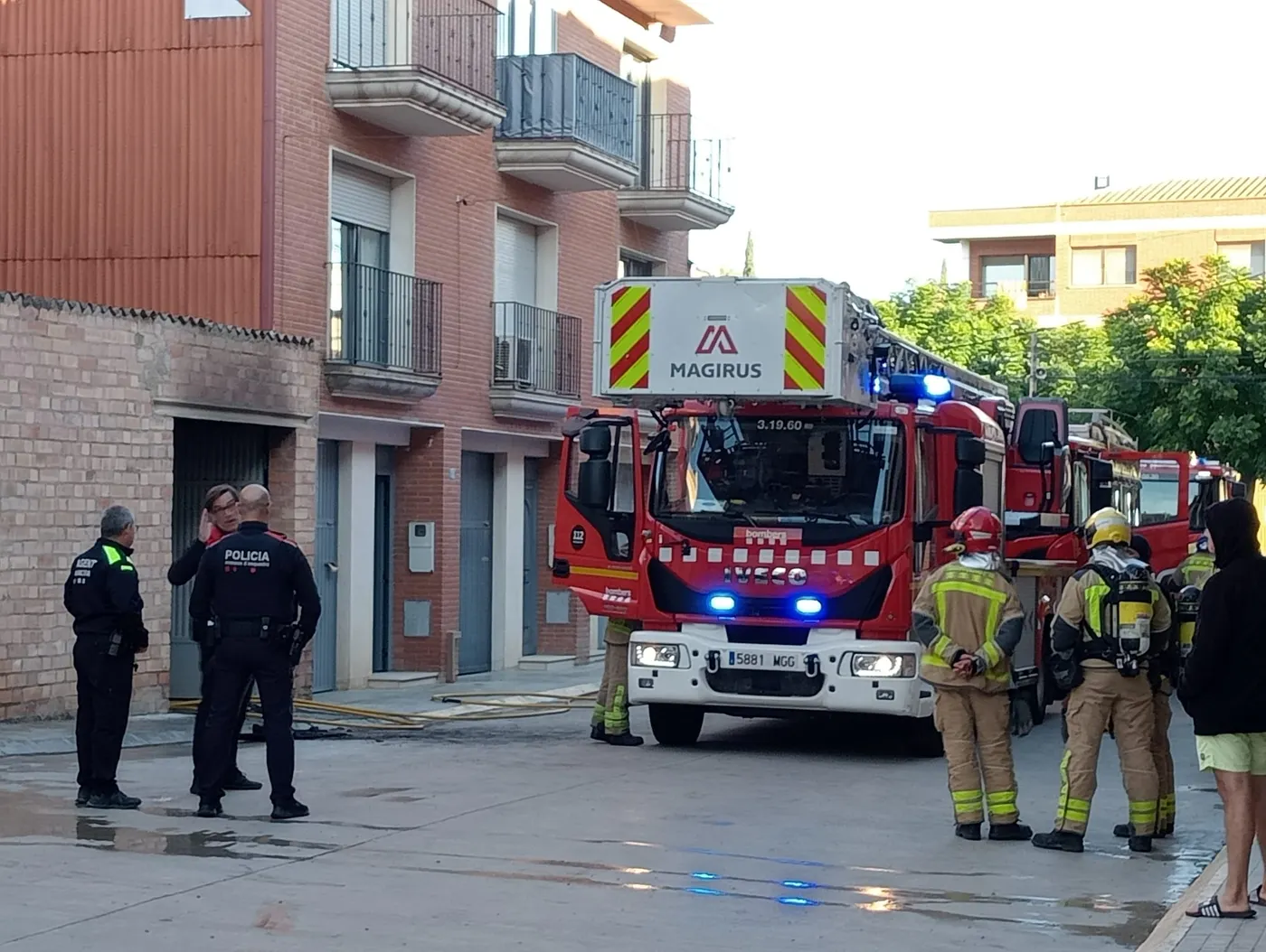 Crema una caldera en un cobert al Carrer Segrià de Rosselló