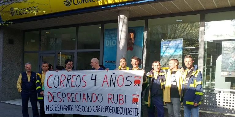 Els treballadors de Correus es concentren per denunciar de nou la seva precarietat laboral