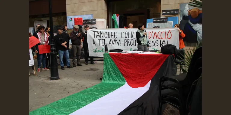Ocupen la seu d’ACCIÓ per exigir que el Govern trenqui relacions amb Israel