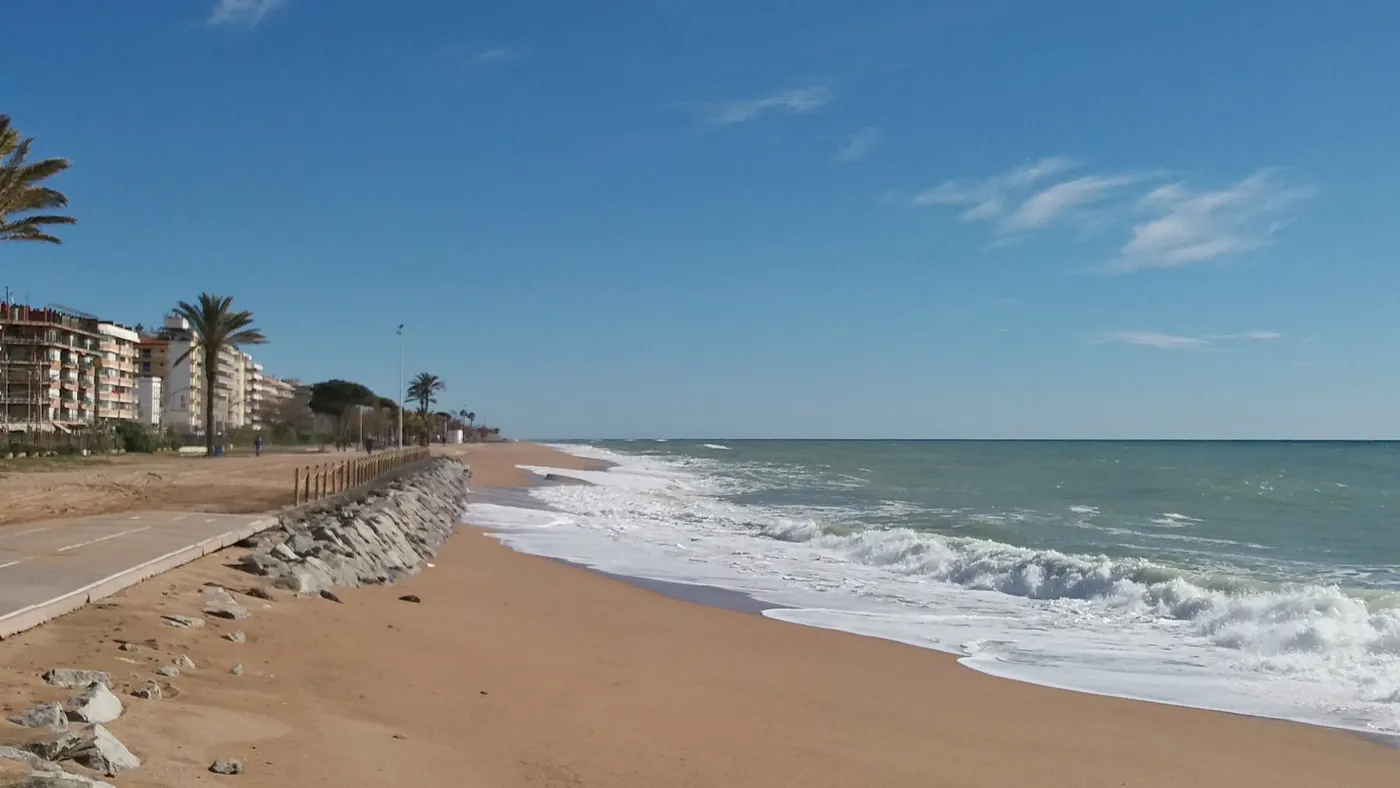 El temporal torna a impactar al litoral però en canvi, en algunes zones ha portat més sorra