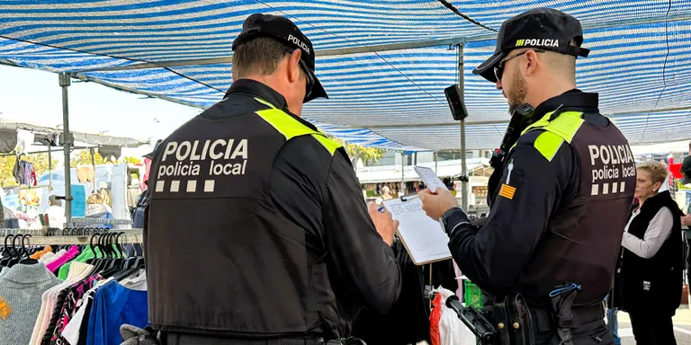 Localitzen productes presumptament falsificats al mercadet setmanal