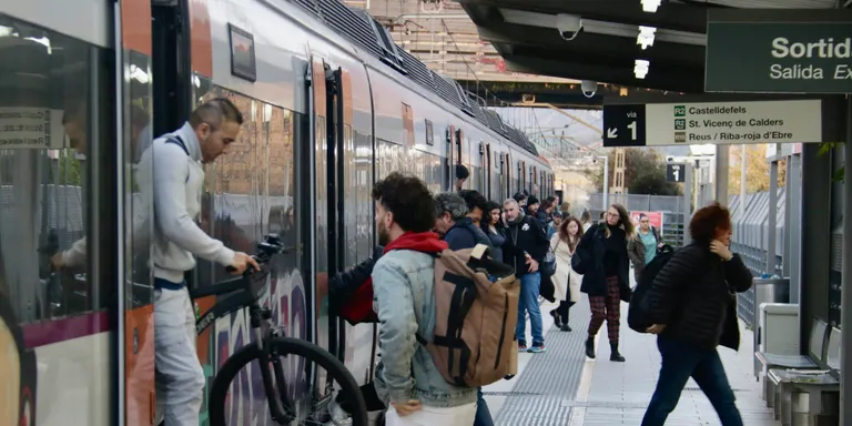 Sánchez manté tots els ajuts al transport públic i apuja gradualment els impostos a la factura de la llum i el gas