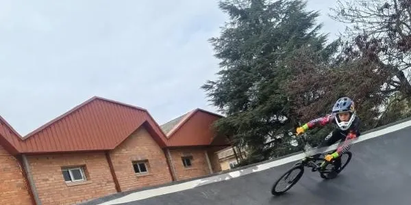 El ciclista de l’Escola de la Penya Ciclista d’Altafulla, Axel Rojas, segon en la Copa Catalana de Pumptrack a Falset