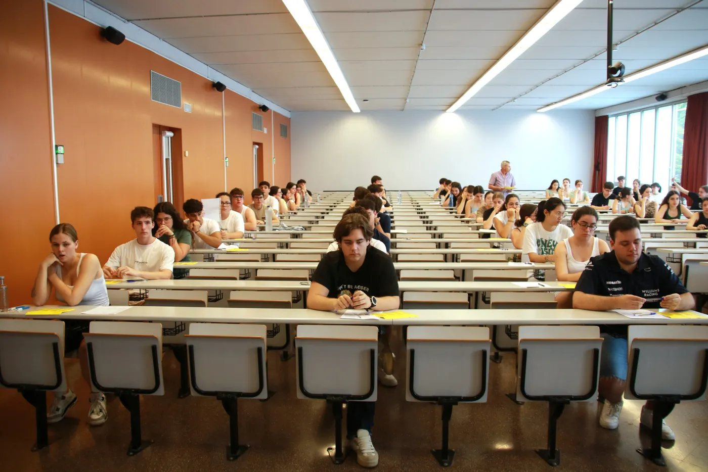Els instituts Narcís Oller i Jaume Huguet, seus de les PAU
