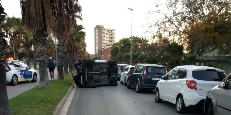 Un ferit lleu en bolcar un cotxe a l’avinguda Eduard Ferrés