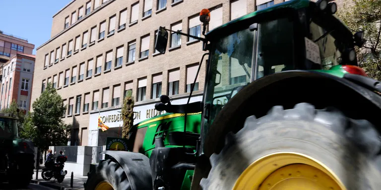 Desenes de tractors de Ponent i les Terres de l'Ebre es concentren davant la CHE per demanar ajudes per la sequera