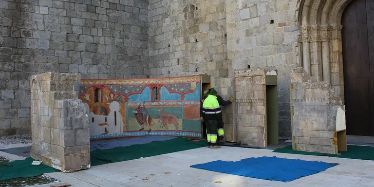 Instal·lació del pessebre de Nadal davant la Catedral de la Seu