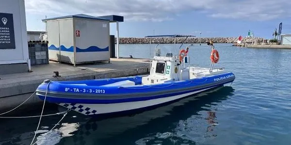La Policia Local de Torredembarra adequa l’embarcació del servei de platges