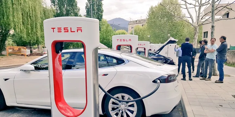 La Seu d'Urgell incorpora la primera estació de càrrega de Tesla al Pirineu