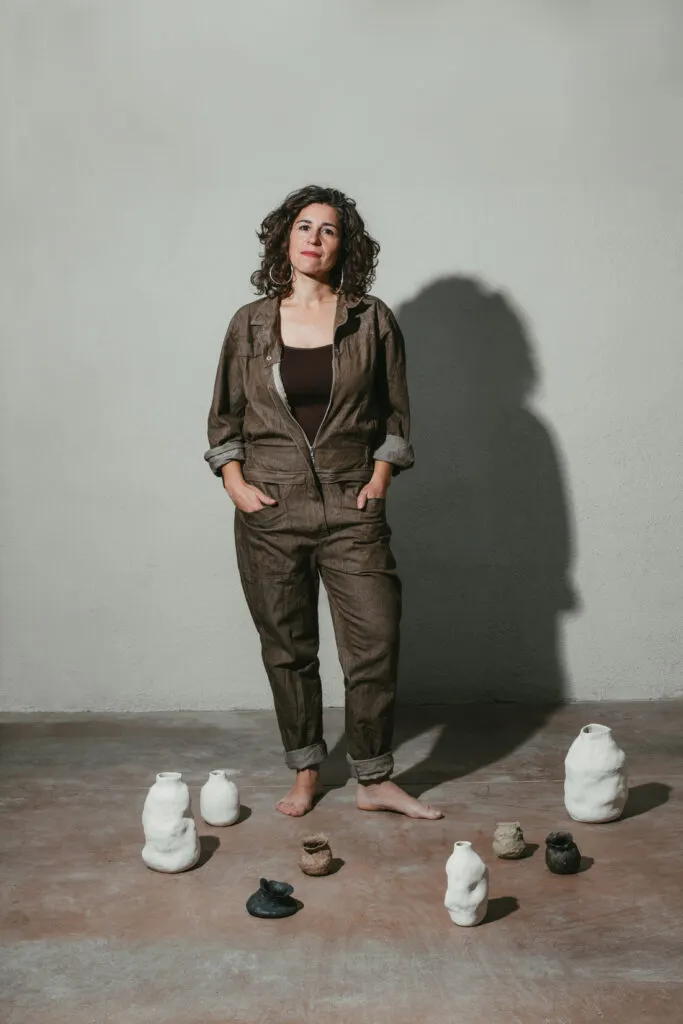 La ceramista Sara Reig inaugura dissabte a Solsona l’exposició “Argiles salvatges”