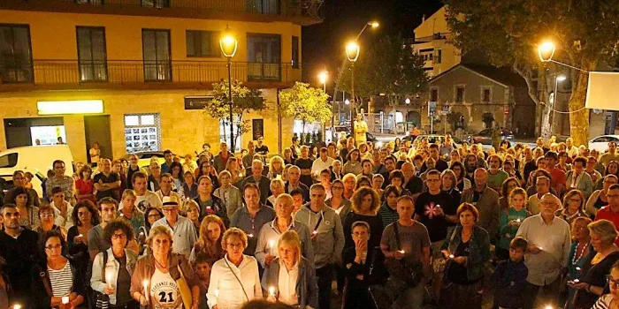 La plaça de l’Ajuntament s’il•lumina per exigir l’alliberament de Jordi Sánchez i Jordi Cuixat
