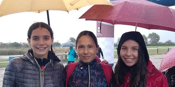 Podis de les altafullenques Emma Vendrell i Marta Camps en la prova inaugural de la Lliga Comarcal de Cros a Vila-seca