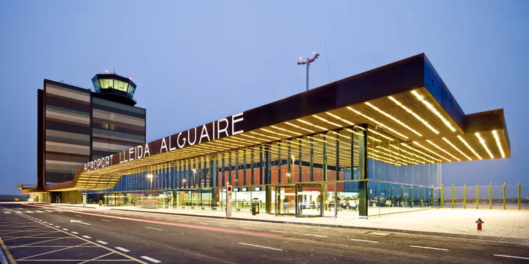 L’aeroport Lleida-Alguaire estrena avui la temporada de vols d’estiu a Eivissa i Menorca que tindran lloc tots els divendres i diumenges fins el 3 de setembre