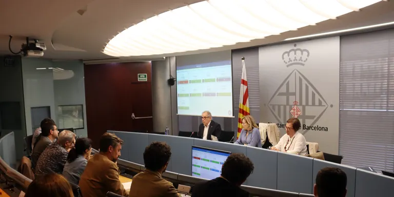Barcelona aprova la tramitació del pressupost per al 2026 i les ordenances fiscals amb el suport de BComú i ERC