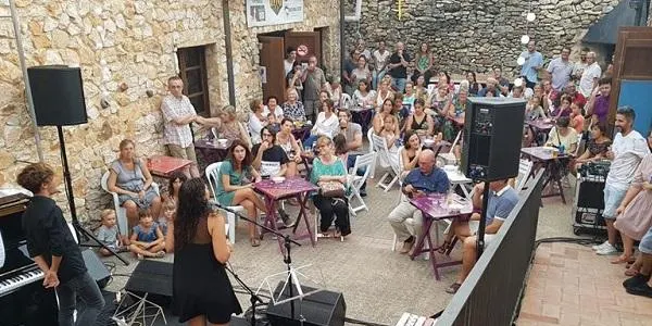 Els castellers interpreten música pel públic d’Altafulla