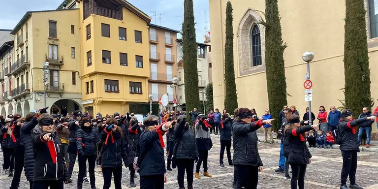 Un centenar de dones participen a la Seu d'Urgell en la coreografia 'Un violador en el teu camí'