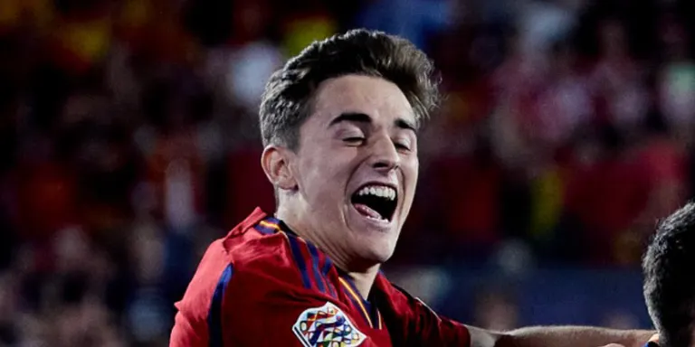 Aficionats d'Espanya insulten a Gavi i al Barça