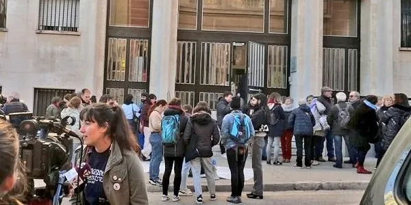 Absoltes les dues activistes encausades pels piquets contra la seu de Vox a Tarragona el 8-M de 2021