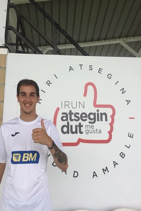 EL CENTROCAMPISTA ASIER ETXABURU FIRMA POR EL REAL UNIÓN